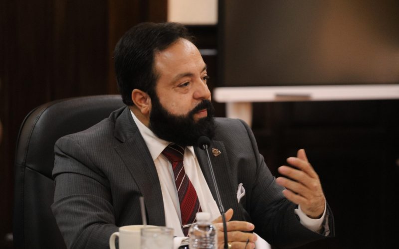 Señalamientos contra Luis Redondo por posible injerencia en aprobación de banco de su entorno familiar